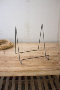 WIRE EASEL WITH RAW METAL FINISH