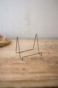 WIRE EASEL WITH RAW METAL FINISH